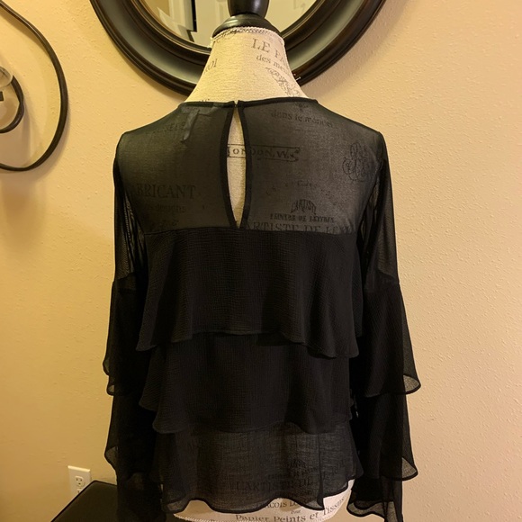 LN DARLING RUFFLED TOP W/LONG RUFFLE SLEEVES. CUTE - Picture 6 of 13